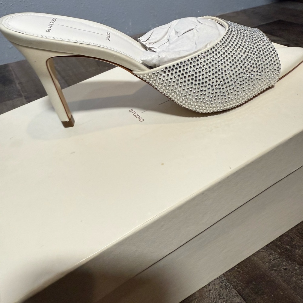 NIB‎ Black Suede Studio Belle White Heels 39